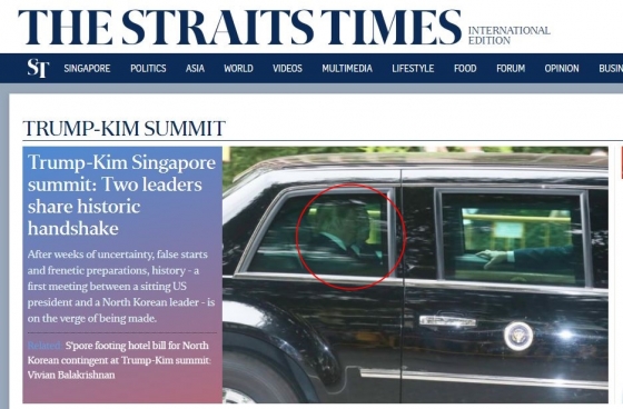 12일 오전 도널드 트럼프 미국 대통령이 회담 장소인 싱가포르 센토사섬 카펠라 호텔로 향하고 있다. 옆 좌석에는 존 볼턴 백악관 국가안보보좌관이 탑승해있다. /사진=스트레이츠타임스 캡처