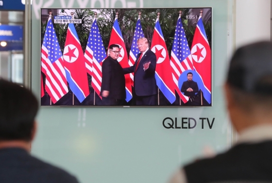 12일 오전 싱가포르 센토사 섬 카펠라 호텔에서 김정은 북한 국무위원장과 도날드 트럼프 미국 대통령의 북미정상회담이 열렸다. 이날 대전역 대합실에서 시민들이 TV 생중계로 북미정상회담을 관심 있게 지켜보고 있다./사진=뉴스1