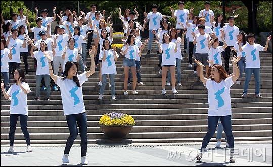 서울대학교 무용과 학생들이 제5회 통일교육주간을 맞아 26일 오후 서울 관악구 서울대학교 중앙도서관 앞에서 통일을 기원하는 '통일을 춤추다' 플래시몹을 하고 있다.