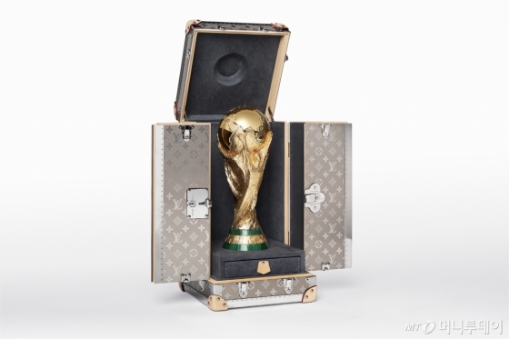 2018 FIFA 러시아 월드컵 트로피와 루이 비통이 제작한 트로피 트렁크 /사진제공=루이 비통