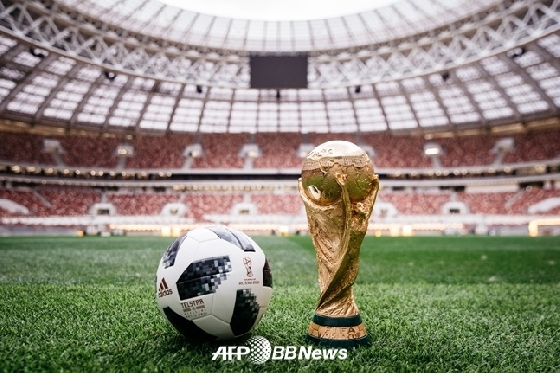'2018 러시아 월드컵' 공인구 텔스타18과 우승컵./AFPBBNews=뉴스1<br>
<br>

