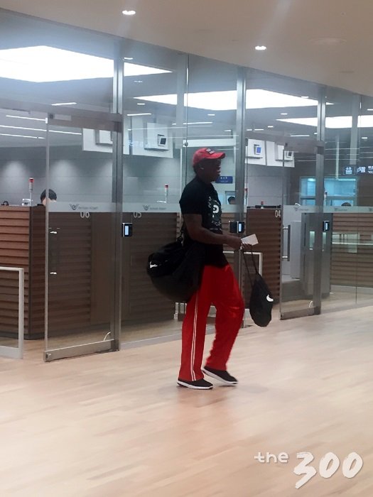 북미정상회담이 열린 싱가포르를 방문했던 미국 프로농구(NBA) 출신 데니스 로드먼이 14일 오전 인천국제공항에서 입국수속을 밟고 있다. /박소연 기자