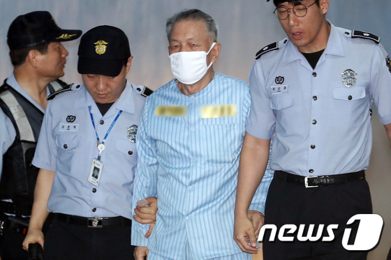 [사진]법원 도착한 김기춘