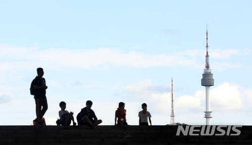 지난 11일 오전 서울 용산구 국립중앙박물관을 찾은 학생들이 계단에 앉아 있다. /사진제공= 뉴시스