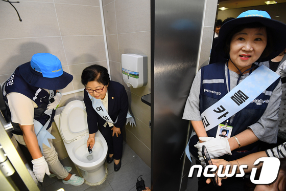 [사진]'몰래카메라 근절' 여자 화장실 점검하는 여가부 장관