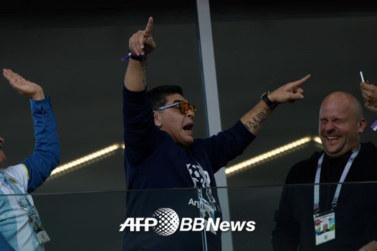 디에고 마라도나(58)가 16일 오후 10시(한국시간) 러시아 모스크바에 위치한 스파르타크 경기장에서 열린 아르헨티나와 아이슬란드전을 관람하고 있다./AFPBBNews=뉴스1