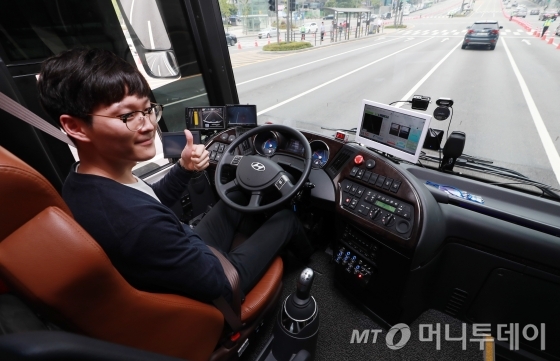 17일 오전 서울 강남구 영동대로 일대에서 진행된 '자율주행차 국민체감행사'에 참여한 KT 자율주행버스가 운전자의 제어를 받지 않고 주행을 하고 있다. /사진=이동훈 기자