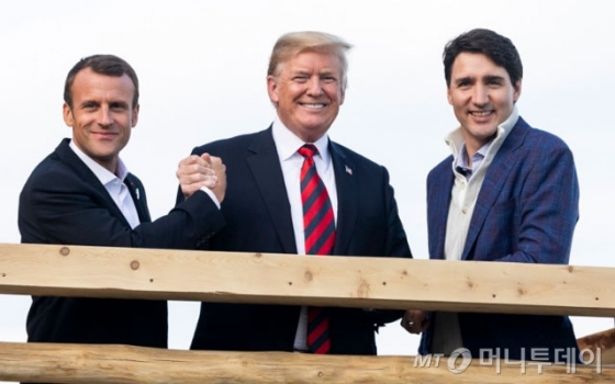 "G7 정상회담(8~9일) 분위기가 나빴다는 건 가짜뉴스"라며 15일 트럼프 미국 대통령이 트위터에 공개한 당시 사진. 왼쪽부터 마크롱 프랑스 대통령, 트럼프 대통령, 트뤼도 캐나다 총리.