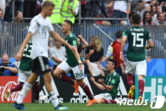 멕시코 선수들이 18일(한국시간) 러시아 모스크바의 루즈니키 스타디움에서 열린 독일과의 2018 국제축구연맹(FIFA) 러시아 월드컵 F조 조별예선 1차전에서 득점 후 기뻐하고 있다. /AFP=News1