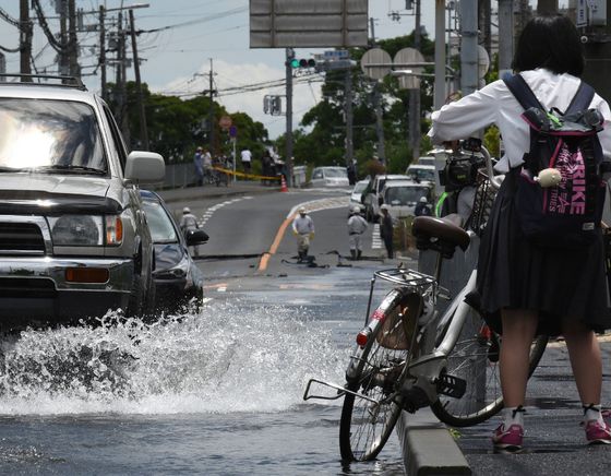  18일(현지시간) 일본 오사카 부근에서 진도 5.9의 지진 발생해 다카쓰키의 도로에 물이 넘쳐흐르는 모습이 보인다.  © AFP=뉴스1  <저작권자 © 뉴스1코리아, 무단전재 및 재배포 금지>