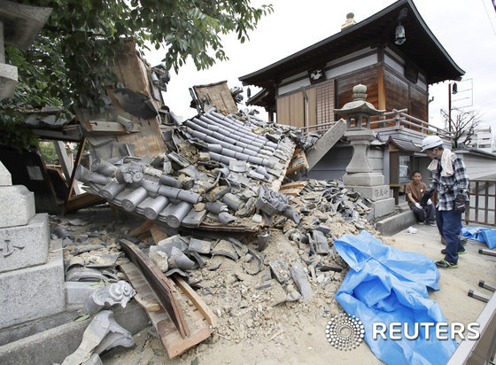 [사진]'오사카 지진에 속수무책'