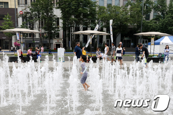 더운 날씨를 보인 지난 17일 오후 서울 세종대로 광화문광장 분수대에서 어린이들이 물놀이를 즐기며 더위를 식히고 있다. /사진제공= 뉴스1