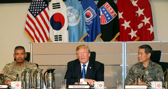  지난해 11월 도널드 트럼프 미국 대통령이 평택 캠프 험프리에 도착해 미8군 사령부 상황실에서 발언하고 있다. 왼쪽은 브룩스 주한미군사령관, 오른쪽은 정경두 합참의장. / 사진 = 뉴스1