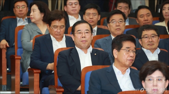[사진]조용히 앉아있는 '메모논란' 박성중 의원
