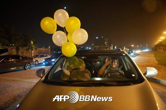 사우디아라비아 여성 2명이 바레인에서 24일(현지시간) 운전을 하며 사우디의 여성운전 금지 해제를 축하하고 있다.  /AFPBBNews=뉴스1