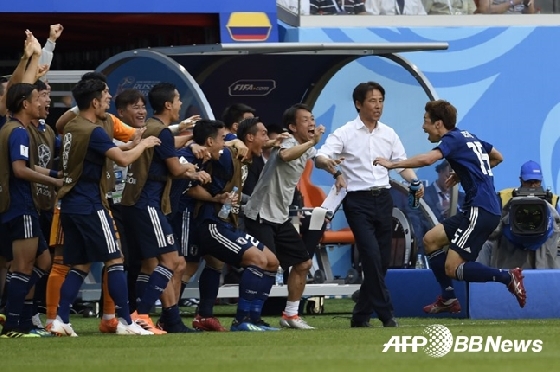 콜롬비아전 도중 오사코 유야(오른쪽)의 결승골 이후 기뻐하는 일본 벤치/AFPBBNews=뉴스1