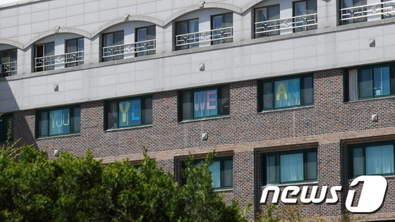 교사의 성폭력을 폭로하며 '미투(#Me Too)'에 나선 졸업생들을 응원하기 위해 서울 A여고 재학생들이 창문에 지지의 의미를 가진 'Yes we can' 문구를 붙여놓고 있다. © News1 황덕현 기자