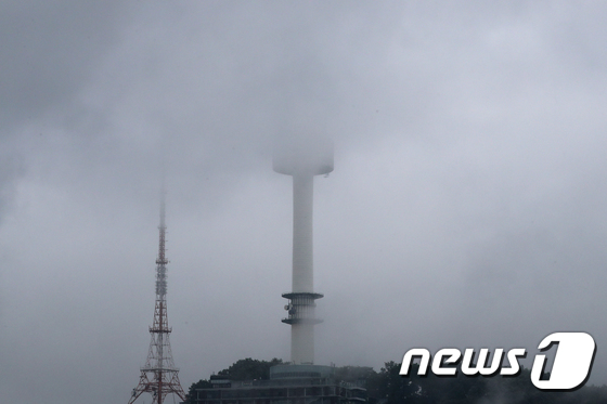 [사진]비구름에 가려진 서울남산타워