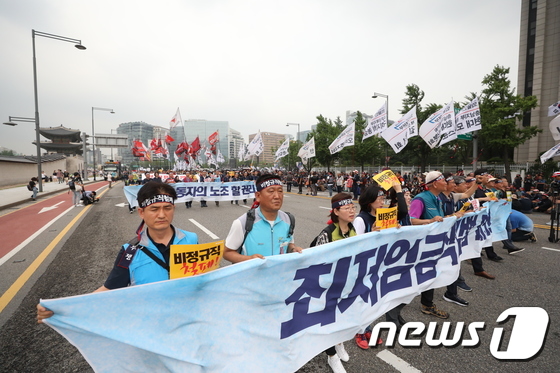 [사진]행진하는 민노총 '최저임금 개악 폐기하라'
