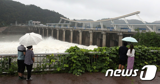 [사진]수문 5개 열어 한강 수위 조절하는 팔당댐