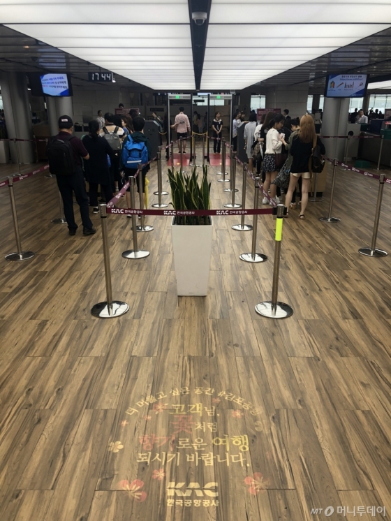 한국공항공사가 이달 2일부터 김포공항 국내선 보안검색장에서 '향기 마케팅'을 실시하고 있다. / 사진=한국공항공사