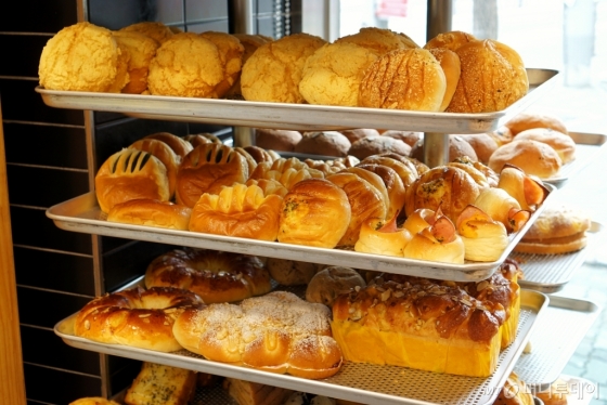 지난 11일 서울 동대문구 이문동 '빵이가'에 소보로, 식빵 등 다양한 빵이 진열돼있다. /사진=남궁민 기자
