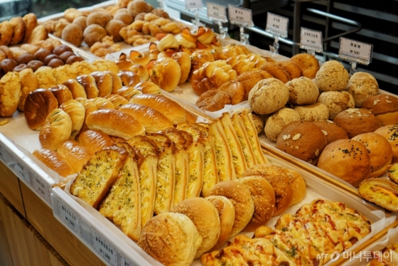 지난 11일 서울 동대문구 이문동 '빵이가'에 소보로, 찹쌀도넛 등 다양한 빵이 진열돼있다. /사진=남궁민 기자
