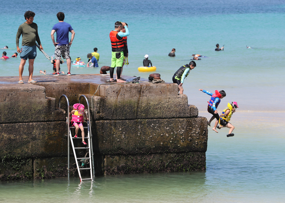 11일 오전 제주시 한경면 판포포구에서 피서객들이 물놀이를 하며 더위를 식히고 있다./사진=뉴스1