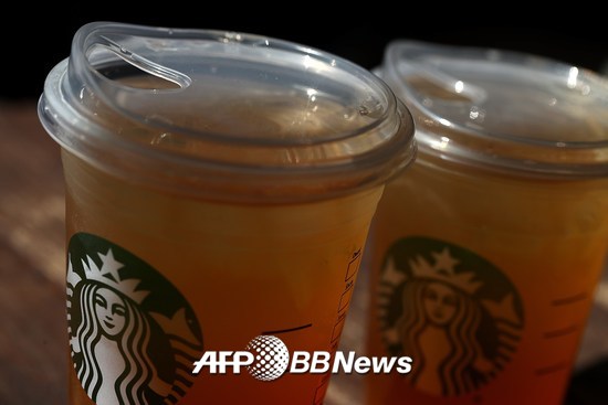 플라스틱 빨대 사용을 줄이기 위해 스타벅스가 새롭게 개발한 컵. /AFPBBNews=뉴스1