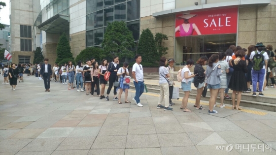 지난달 서울 시내 한 면세점 앞에서 개점을 기다리는 중국인 대리구매 보따리상 '따이공'이 길게 늘어서있다.  