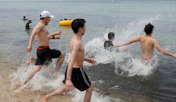 강릉시 경포해수욕장을 찾은 젊은이들이 푸른 바다에 몸을 던지며 더위를 날리고 있다./사진=뉴스1  