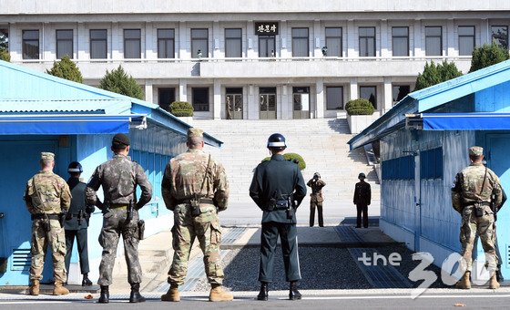 한미 국방장관이 경기도 파주 판문점 공동경비구역(JSA)에서 대북 메시지를 발표한 지난해 10얼27일 오후 북한 병사들이 남측을 바라보고 있다./사진=뉴스1