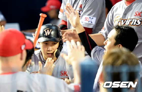SK 김동엽이 6회초 결승 솔로 홈런을 때렸다.