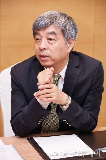 지난 12일 서울 여의도에서 열린 텔루스 인터뷰에서 엔 홍 CISM에셋매니지먼트 대표가 중국 리튬 2차 전지 리사이클 시장에 대해서 설명하고 있다. 