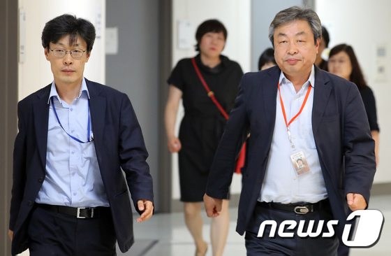 [사진]전원회의장 향하는 최저임금위 공익위원들