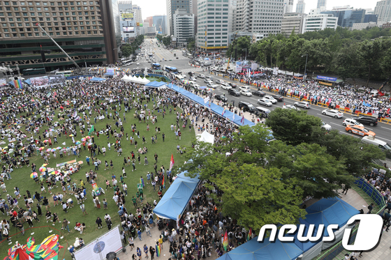 [사진]서울광장 '퀴어 축제 '와 대한문 앞 반대집회