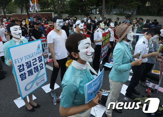 [사진]아시아나-대한항공 직원들, 청와대 앞 공동집회