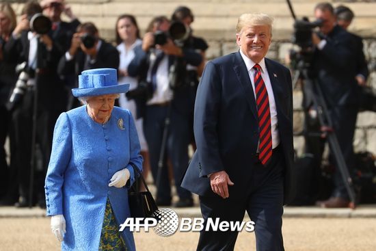 도널드 트럼프 미국 대통령은 13일(현지시간) 영국 윈저궁에서 엘리자베스 2세 영국 여왕을 예방했다. /AFPBBNews=뉴스1