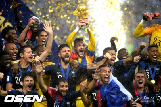 2018 러시아 월드컵 우승컵을 들고 축하 세레머니를 하고 있는 프랑스 대표팀 /사진=OSEN
