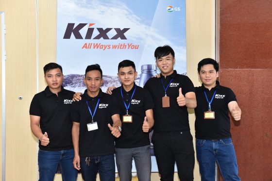 베트남 Kixx 정비사 교육프로그램에 선발된 교육생들이 기념사진 촬영을 하고 있다./사진제공=GS칼텍스