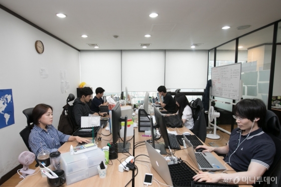 서초동 사무실에서 업무에 바쁜 직원들. 총 9명 중 3명이 외국국적의 개발자들이다.