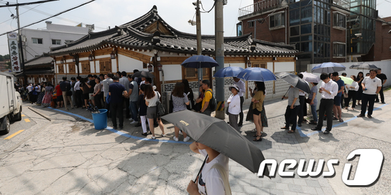 초복인 17일 서울 종로구의 한 삼계탕 전문점을 찾은 시민들이 줄지어 기다리고 있다. /사진제공= 뉴스1