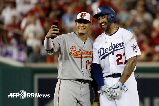 마차도가 18일 열린 올스타전서 다저스의 맷 켐프와 함께 사진을 찍고 있다. /AFPBBNews=뉴스1
