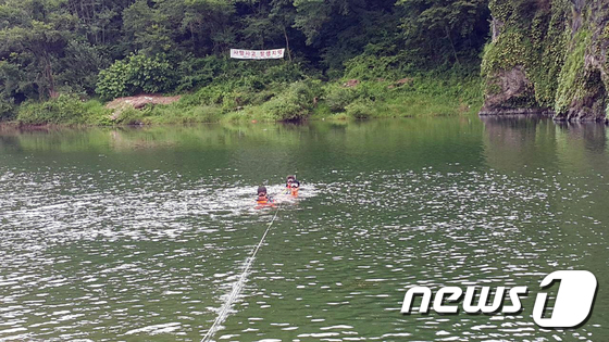 소방 구조대원들이 물에 빠진 시민을 구조하고 있다. (영월소방서 제공) 2018.8.13/뉴스1 © News1 박하림 기자
