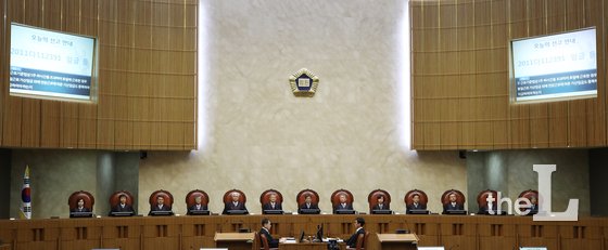 김명수 대법원장을 비롯한 대법관들이 지난달 21일 서울 서초구 대법원에서 대법정에 입장해 착석해 있다./사진=뉴스1