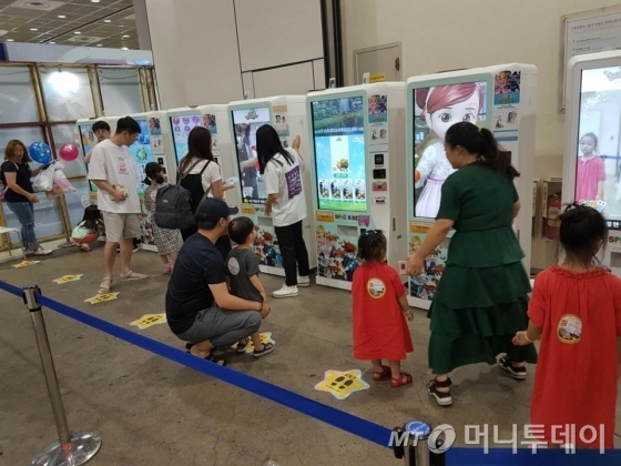 지난 19일 서울 삼성동 코엑스에서 열리는 '캐릭터 라이선싱 페어 2018'에서 아이오로아의 스포키즈를 어린이들이 촬영하고 있다. 