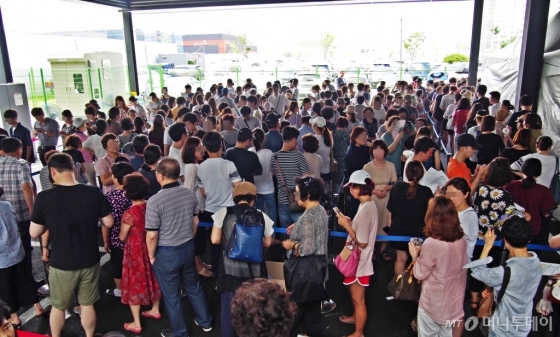 지난 20일 문을 연 경기 광명시 '철산센트럴푸르지오' 모델하우스에 주말을 포함해 3일간 2만여명이 다녀갔다. /사진=대우건설