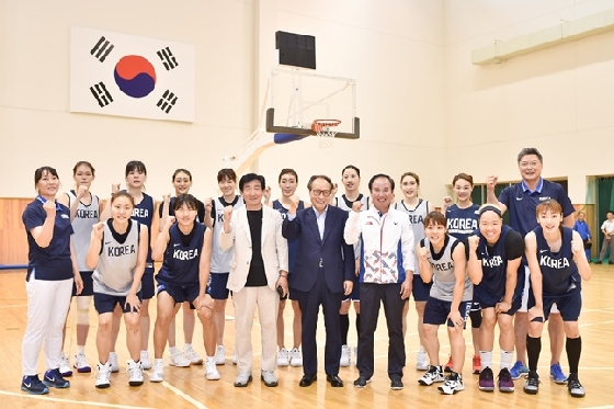 이병완 WKBL 총재(가운데)가 여자농구 대표팀 훈련장을 방문했다. /사진=대한체육회 제공<br>
<br>
