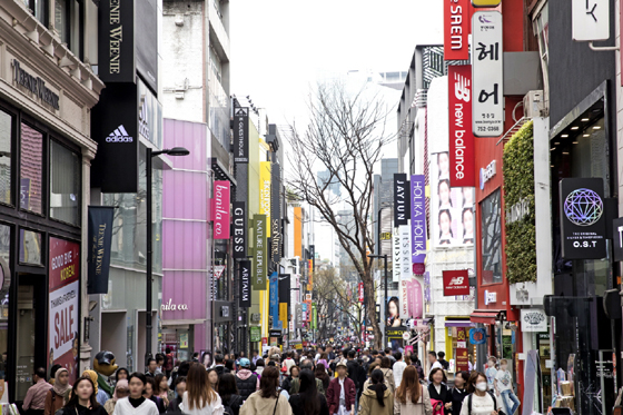 관광객들로 붐비는 서울 명동 거리 모습./사진제공=한국관광공사