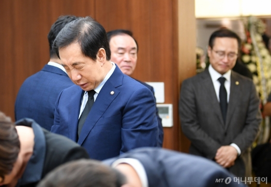 [사진]눈물 흘리는 김성태 자유한국당 원내대표